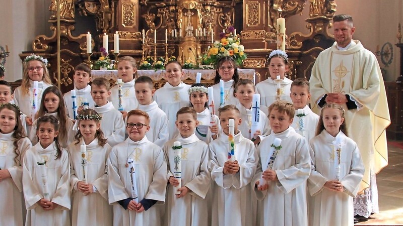 Die Kommunionkinder der Pfarrei Sankt Maria mit Kaplan Kunz und Maria Gsödl.
