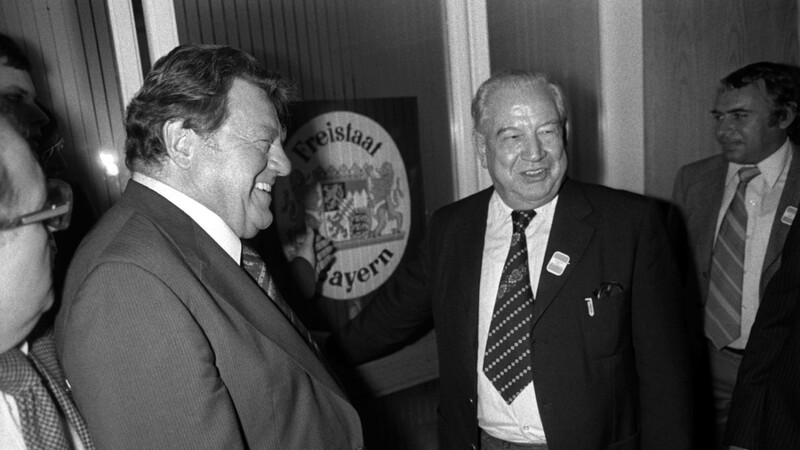 Der bayerische Ministerpräsident Alfons Goppel (r) und sein designierter Nachfolger, der CSU-Vorsitzende Franz Josef Strauß, auf der Wahlparty der CSU im Maximilianeum in München nach der Landtagswahl am 15.10.1978.