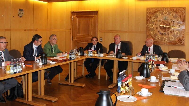 Das Bild zeigt den Bezirksausschuss mit Bezirkstagspräsident Franz Löffler (5. von links). Zu Gast: Regierungsvizepräsident Christoph Reichert (4. von links).