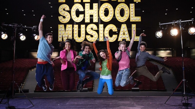 Die Schüler der East High der Gegenwart führen in Disneys "High School Musical"-Serie das Original als Wintermusical auf. Dabei gibt es ganz schön viel Drama.