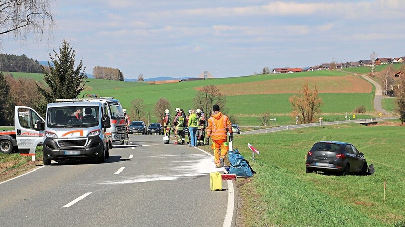 Einsatzkräfte waren vor Ort, um die Straße zu sperren und den ausgelaufenen Kraftstoff zu binden.