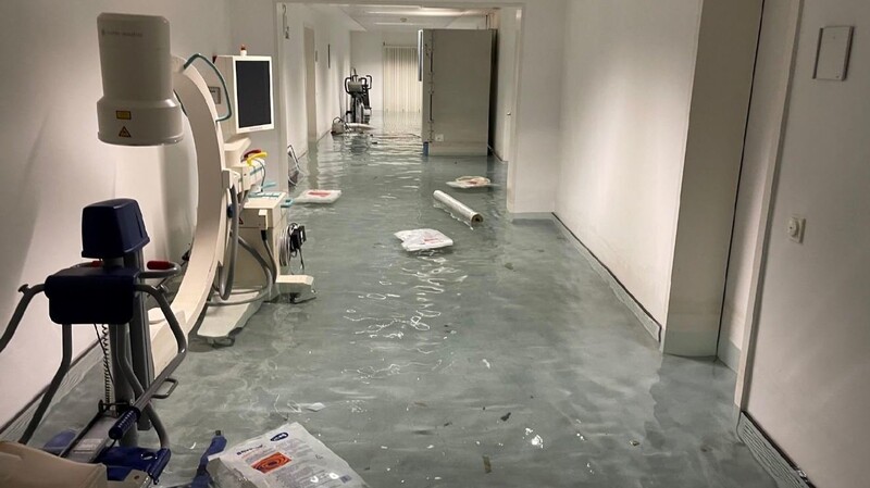 Im Bad Abbacher Klinikum ist am Donnerstagabend eine gewaltige Menge Wasser ausgelaufen. In manchen Teilen des Gebäudes standen die Wassermassen gut 70 Zentimeter hoch.