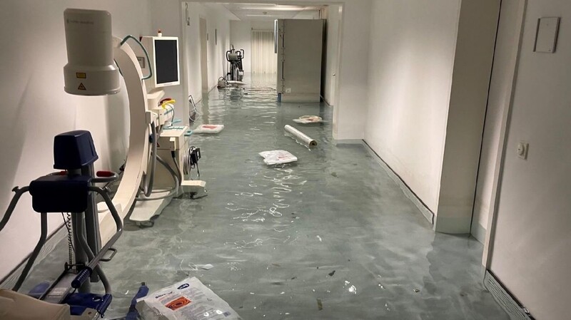 Im Bad Abbacher Klinikum ist am Donnerstagabend eine gewaltige Menge Wasser ausgelaufen. In manchen Teilen des Gebäudes standen die Wassermassen gut 70 Zentimeter hoch.