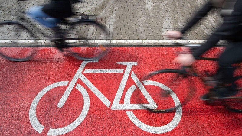 Der FDP-Vize will Fahrrad- und Autoverkehr baulich voneinander trennen.