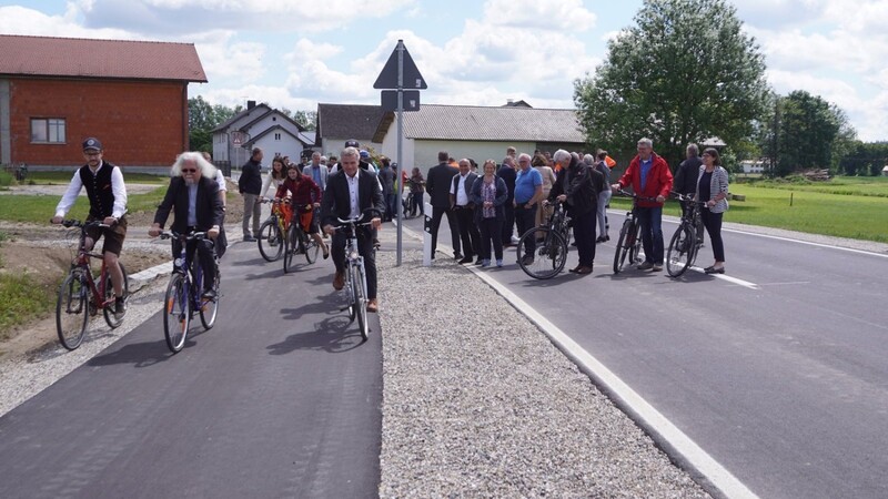 Am 30. Mai ist der Geh- und Radweg zwischen Pirken und Haarbach offiziell eingeweiht worden. Nach den Reden schwangen sich einige Teilnehmer aufs Fahrrad, um sicher von Pirken nach Haarbach zu gelangen.