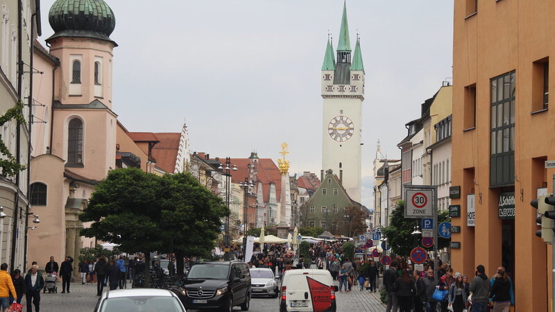 In Straubing findet auch in diesem Jahr ein verkaufsoffener Sonntag statt. Auf das "sonst übliche Rahmenprogramm" will die Stadt aber verzichten. (Archivbild)