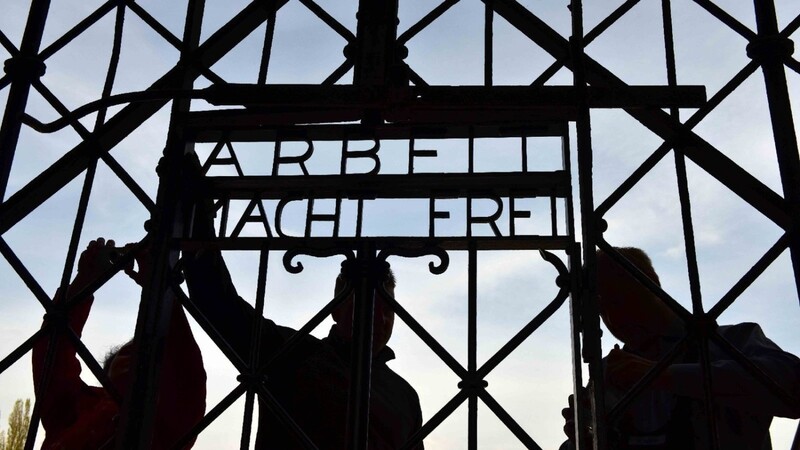 Das Eingangstor des Konzentrationslagers Dachau. (Archivbild)