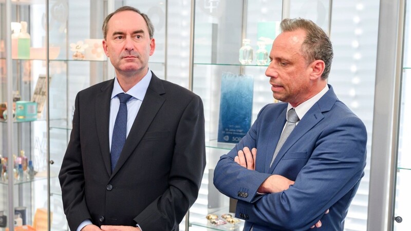 Wirtschaftsminister Aiwanger (l) und Umweltminister Glauber besuchen das Unternehmen Heinz-Glas.