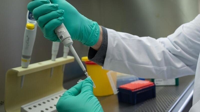 Ein PCR-Test wird für die Analyse auf Mutationen des Coronavirus vorbereitet.