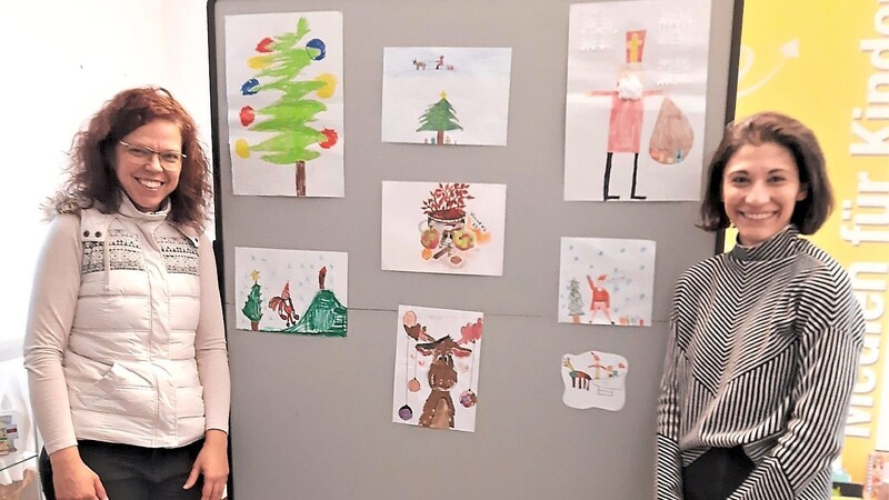 Jugendreferentin Melanie Falzetta (r.) und Medienzentrum-Leiterin Ulla Zehtner präsentieren die Weihnachtsbilder.