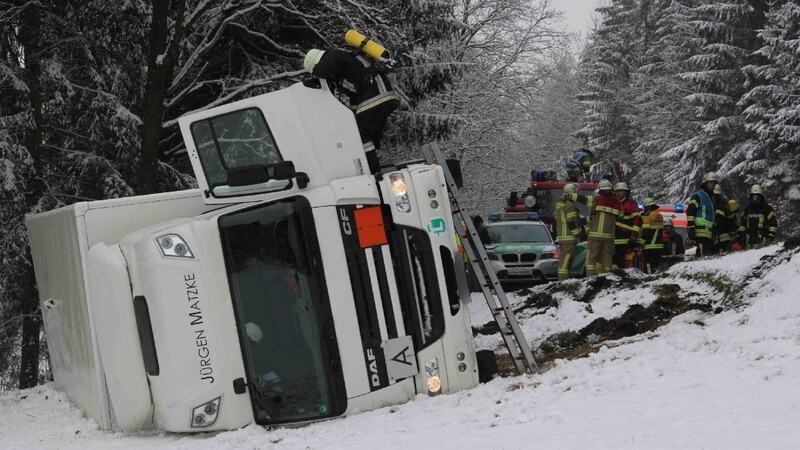 Auf der Staatsstraße 2140 kippte der Lastwagen mit Gefahrgut um, nachdem er auf der verschneiten Fahrbahn ins Rutschen geriet.