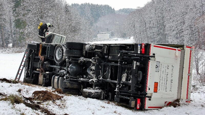 Auf der Staatsstraße 2140 kippte der Lastwagen mit Gefahrgut um, nachdem er auf der verschneiten Fahrbahn ins Rutschen geriet.
