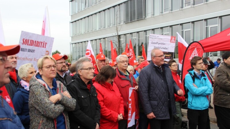 Mitarbeiter und Gewerkschaften stehen auf gegen die geplante Schließung des Continental-Standorts Roding. Mit ihnen solidarisiert sich die Politik.
