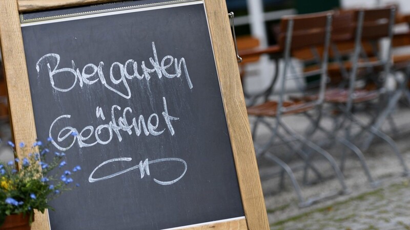 "Biergarten geöffnet" ist vor einem Gastgarten zu lesen. Seit 10.Mai darf in bayerischen Landkreisen und Städten mit einer stabilen Sieben-Tages-Inzidenz unter 100 die Außengastronomie wieder öffnen.
