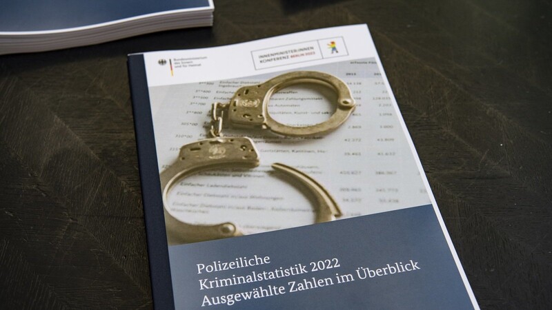 "Polizeiliche Kriminalstatistik 2022" steht auf dem Bericht, der am Donnerstag in der Bundespressekonferenz von Bundesinnenministerin Nancy Faeser (SPD) vorgestellt wurde.