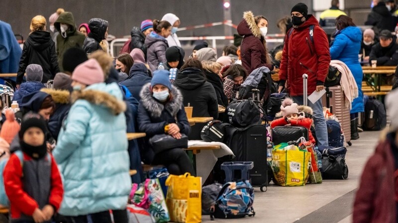 Menschen warten in der Anlaufstelle für Flüchtlinge aus der Ukraine auf dem Hauptbahnhof.