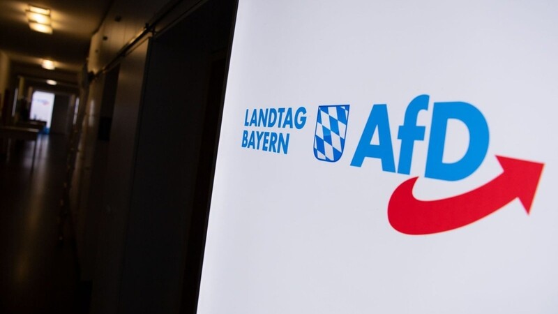 Das Logo der AfD hängt in einem Flur des bayerischen Landtags.