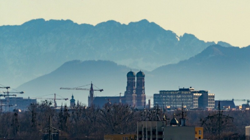 Das Jahr 2021 ist in Bayern mit ungewöhnlich mildem Wetter zu Ende gegangen. Hier im Bild ist die Münchner Skyline mit den Alpen im Hintergrund zu sehen.