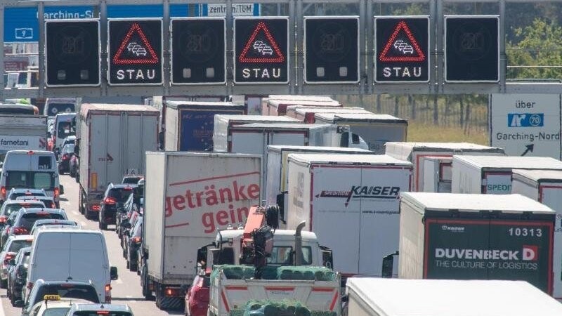 Schon vor einer Woche hatte das Innenministerium das Sonntagsfahrverbot für Transporte von haltbaren Lebensmitteln und Hygieneartikeln für den Einzelhandel in Bayern gelockert (Symbolbild).