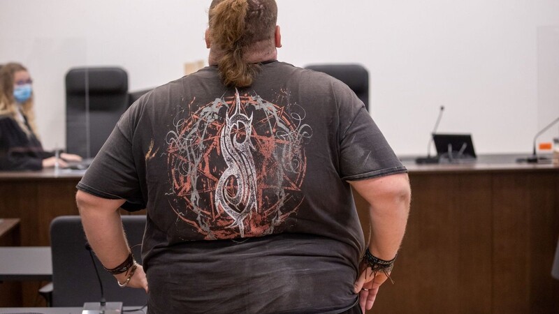 Der wegen Körperverletzung angeklagte Youtuber "Drachenlord" steht im Sitzungssaal des Gerichts.