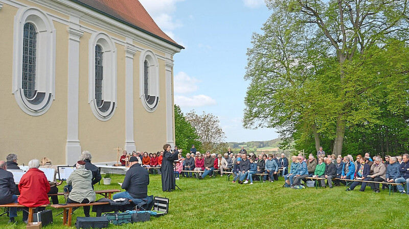 Lob Gottes unter freiem Himmel mit Musik und Gebet: Der Open-Air-Gottesdienst auf St. Anton war gut besucht.