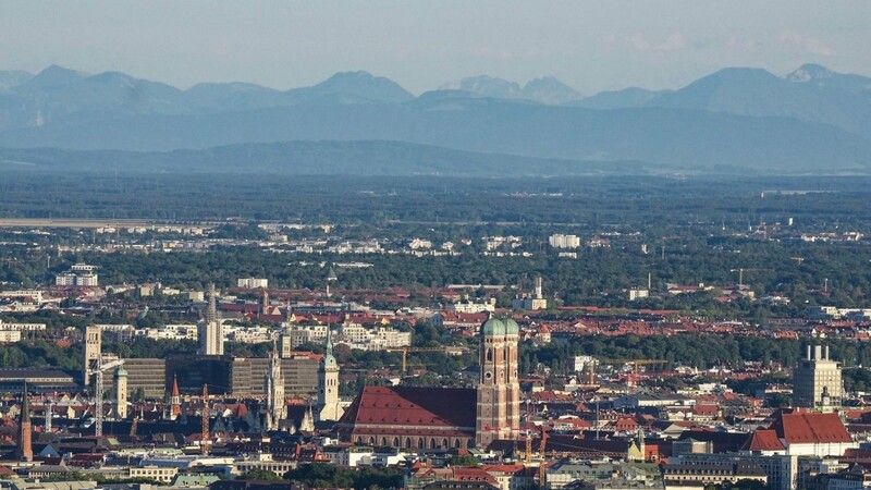 Blick vom Olympiaberg auf die Münchner Innenstadt mit der Frauenkirche.