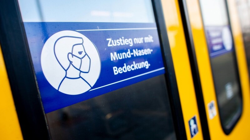 Ein Schild mit der Aufschrift "Zustieg nur mit Mund-Nasen-Bedeckung." klebt an der Zugtür einer S-Bahn in Niedersachsen. Während Bayern die Maskenpflicht vor Wochen abgeschafft hat, halten viele Bundesländer an der Pflicht zum Tragen einer Mund-Nasen-Bedeckung in Bus und Bahn fest.
