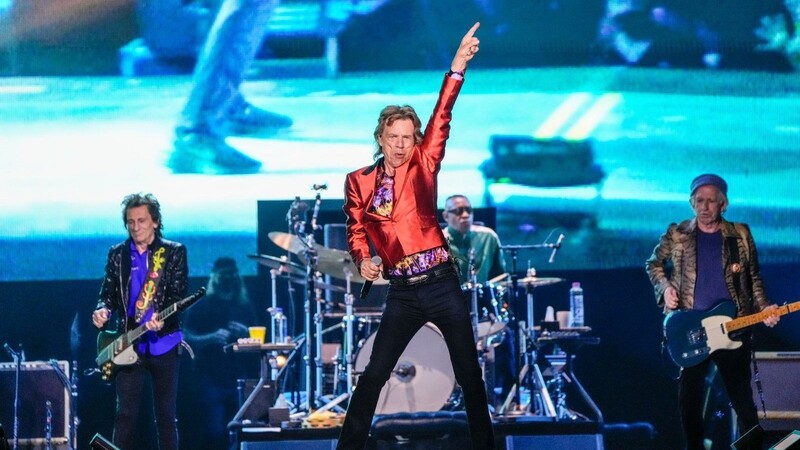 Mick Jagger (M), Ronnie Wood (l) und Keith Richards stehen während eines Konzerts der Rolling Stones auf der Bühne im Wanda Metropolitano Stadion.