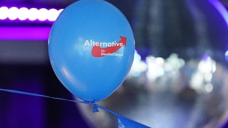Ein Luftballon hängt an einem Band bei einer Wahlparty der AfD.