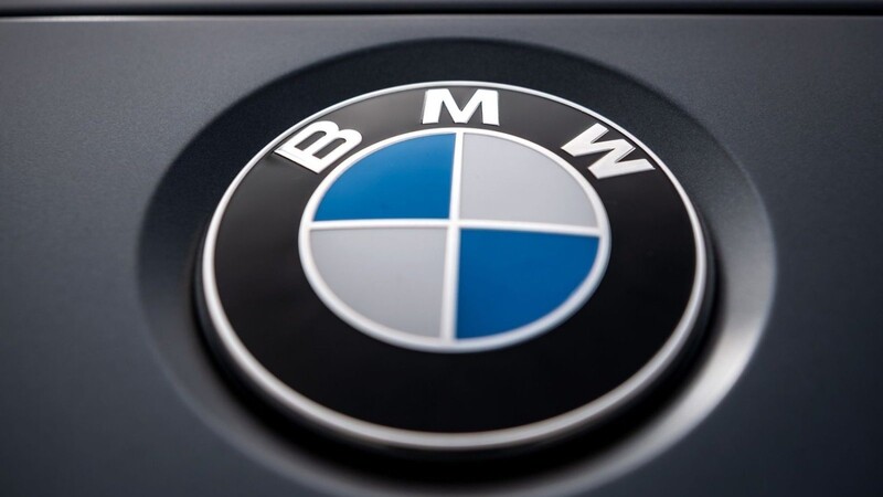 Das Logo des Münchner Autobauers BMW auf einem Auto. (Symbolbild)