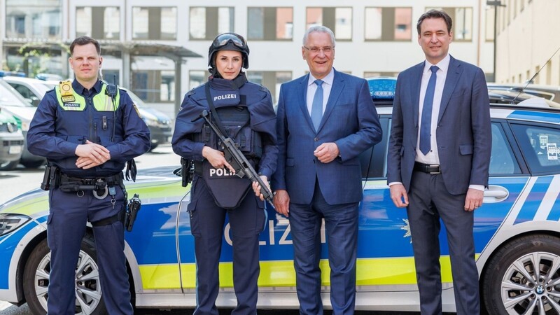 Georg Eisenreich (r), Justizminister von Bayern, und Joachim Herrmann (2.v.r., beide CSU), Innenminister von Bayern, stehen im Polizeipräsidium Mittelfranken.