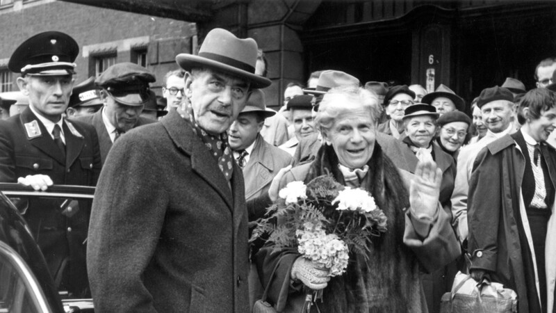 Wenige Wochen vor seinem Tod: Thomas Mann mit seiner Ehefrau Katja vor dem Hauptbahnhof in Lübeck am 16.5.1955. Der Schriftsteller kam mit dem Skandinavien-Rom-Express nach Lübeck, wo er am 20. Mai 1955 im Rathaus den Ehrenbürgerbrief seiner Geburtsstadt entgegennahm.