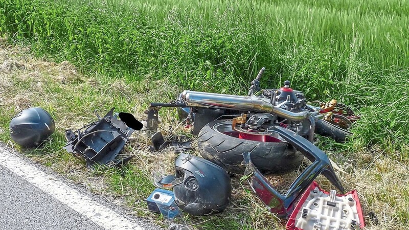 Rund 75 Meter hatte der Motorradfahrer bei seiner Fahrt im Feld das Motorrad noch unter Kontrolle, danach überschlug sich das Motorrad und wurde dabei schwer beschädigt.