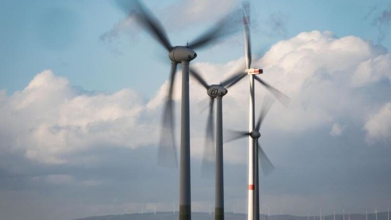 In zwei Wochen will der Bundestag den Ausbau der Windkraft auf dem Land neu beschließen. Bayerns Landtagsgrüne sieht die Staatsregierung aber schon vor dem Inkrafttreten des Gesetzes in der Pflicht. (Symbolbild)