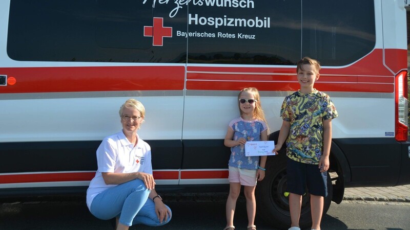 Dr. med. Daniela Maurer-Solcher vom Team des "Herzenswunsch-Hospizmobils" nahm die Spende von Isabell (6) und Benedikt (10) hocherfreut entgegen.