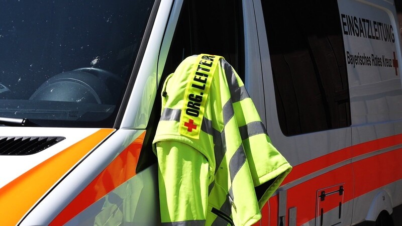 Ein Mann hat in Passau die Ausrüstung von Rettungskräften beschädigt (Symbolbild).
