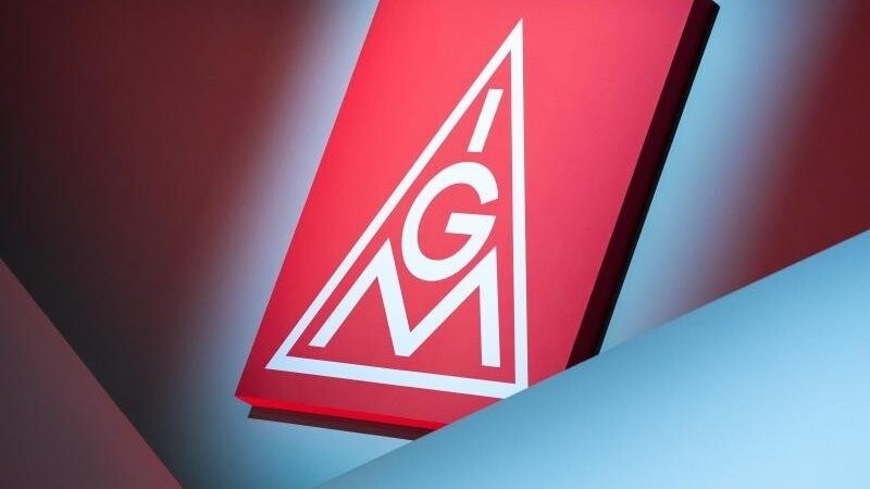 Das Logo der IG Metall hängt über einer Bühne.