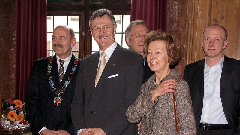 Die Zusammenarbeit zwischen Gerhard Weber (M.) und OB Hans-Schaidinger habe stets gut funktioniert. Hier der Jubilar anlässlich seines 60. Geburtstages im Jahr 2008 zusammen mit seiner Frau Ulrike und seinen beiden Amtskollegen Schaidinger und dem dritten Bürgermeister Joachim Wolbergs (r.).