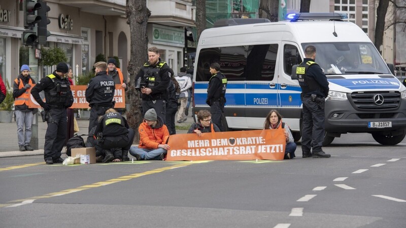 Aktivisten der Gruppe "Letzte Generation" haben sich Anfang April auf der Neuen Kantstraße in Berlin auf einer Kreuzung festgeklebt. Dieses Bild könnte es in den kommenden Tagen wieder öfter in der Hauptstadt geben.