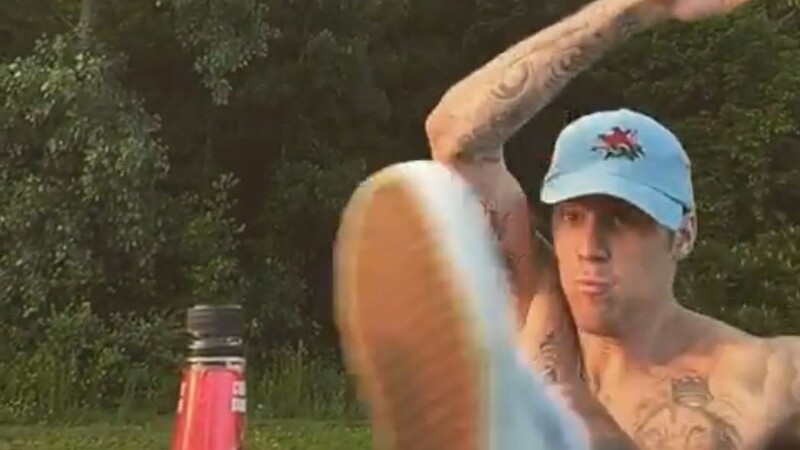 Auch Justin Bieber versucht sich an der Bottle-Cap-Challenge.