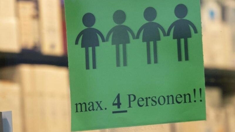 Ein Schild weißt auf die maximal zulässige Personenzahl in einer Apotheke hin.
