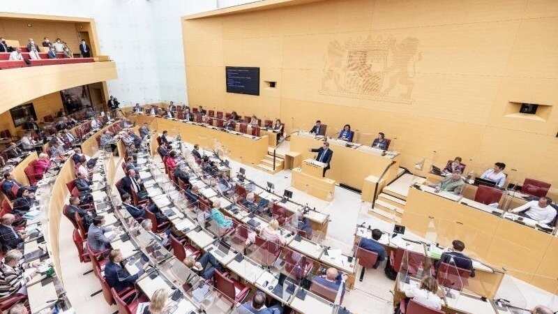 Ein Ausfall von Sitzungen im bayerischen Landtag aufgrund der Omikron-Welle soll verhindert werden. (Symbolbild)