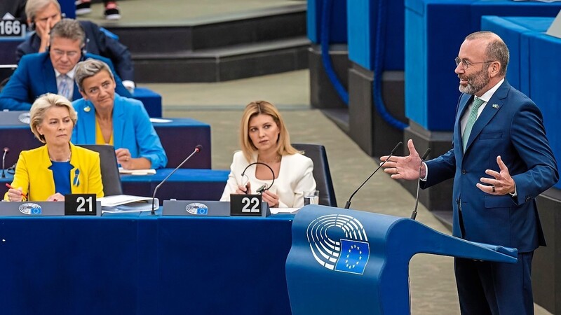 Manfred Weber bei einer Rede Mitte September dieses Jahres im Europäischen Parlament, links die Präsidentin der Europäischen Kommission, Ursula von der Leyen, an der Seite von Olena Selenska, der Ehefrau des ukrainischen Präsidenten Wolodymyr Selenskyj.