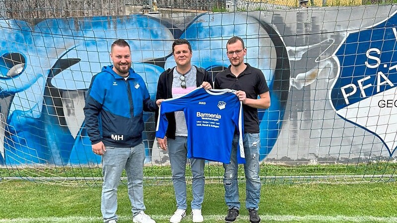 Der sportliche Leiter Marco Hahn präsentiert mit Florian Eisenhut und Markus Dummer (von links) ein neues Trainerduo für den A-Klassen-Aufsteiger SV Pfatter II.