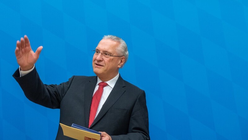 Heute treffen sich die Innenminister von Bund und Ländern zum ersten Mal seit Langem wieder persönlich. Für Bayern wird Joachim Herrmann (CSU) an dem Treffen in Stuttgart teilnehmen.