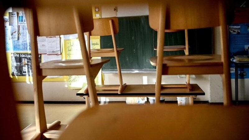 Stühle sind in einem Klassenzimmer einer Grundschule hochgestellt. Der Schulbetrieb steht während der Corona-Krise vor großen Herausforderungen.