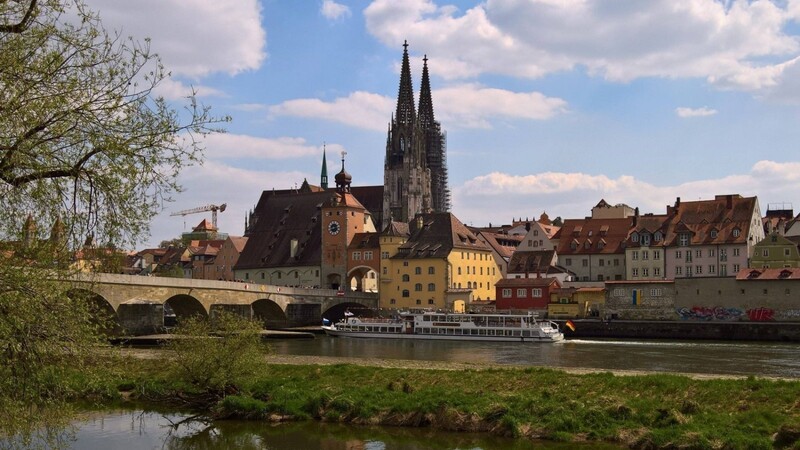 Regensburg an der Donau mit der Steinernen Brücke und dem Dom.