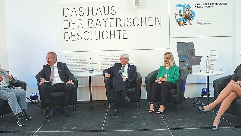 Bernhard Merk (Zeitzeuge), Tilmann Schöberl (Moderator), Udo Steiner (Bundesverfassungsrichter a. D.), Verena Bentele (Vorsitzende VdK), Ulrike Scharf (Staatsministerin) bei der Podiumsdiskussion (von links).