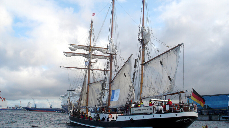 "Thor Heyerdahl" beim Verlassen des Hafens in Kiel.