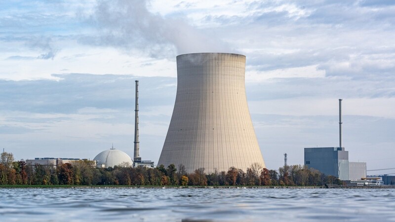 Der Wirtschafts-Dachverband fürchtet wegen der hohen Strompreise um Bayerns Industriebestand. Deshalb müssten die noch bestehenden Kernkraftwerke bis 2024 ununterbrochen in Betrieb bleiben.